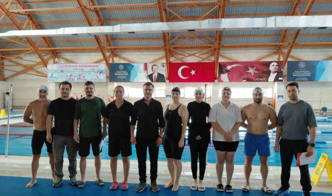 DÜZCE(İHA) – Düzce’de yüzme havuzlarında görev yapan cankurtaranlar performans tatbikatı