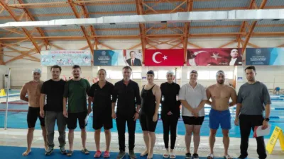 DÜZCE(İHA) – Düzce’de yüzme havuzlarında görev yapan cankurtaranlar performans tatbikatı