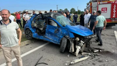 Sakarya’nın Karasu ilçesinde çekici ile otomobilin çarpışması neticesinde meydana gelen