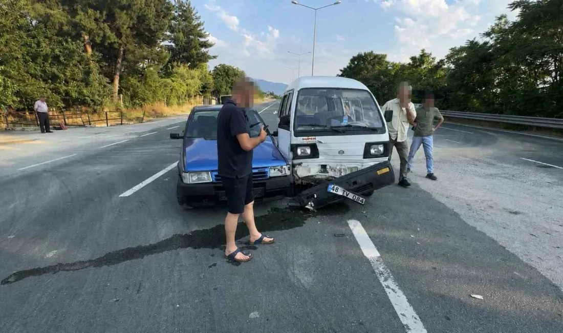 Karabük’ün Safranbolu ilçesinde otomobille hafif ticari aracın çarpıştığı maddi hasarlı