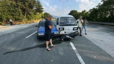 Karabük’ün Safranbolu ilçesinde otomobille hafif ticari aracın çarpıştığı maddi hasarlı