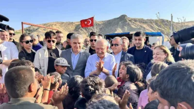 Cumhuriyet Halk Partisi (CHP) Genel Başkanı Kemal Kılıçdaroğlu, Özgür Özel’in