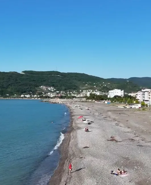 Kastamonu’da iki gün önce selin yaşandığı Cide ilçesinde, vatandaşlar çamurun