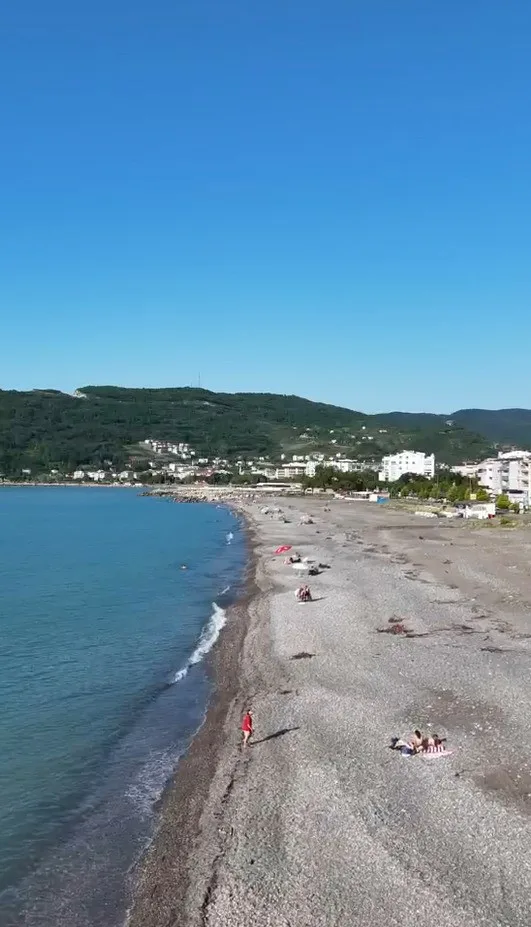 Kastamonu’da iki gün önce selin yaşandığı Cide ilçesinde, vatandaşlar çamurun