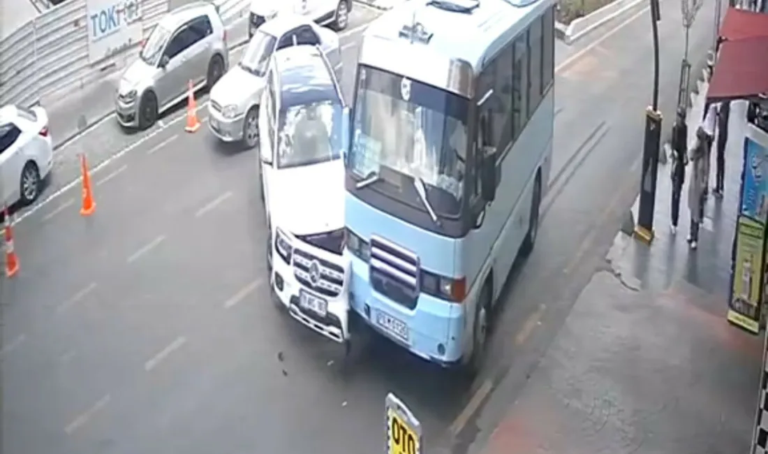 Karabük’te cip ile yolcu minibüsünün çarpıştığı kaza anı güvenlik kamerasına