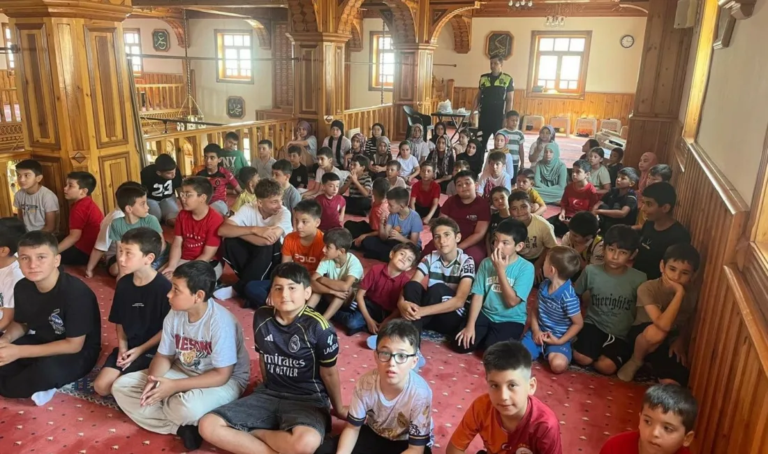 Düzce’nin Cumayeri ilçesinde Merkez Cami Yaz Kur’an Kursu öğrencileri, trafik
