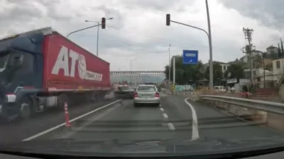 Sakarya’nın Pamukova ilçesinde D-650 kara yoluna kontrolsüz çıkan otomobil, seyir