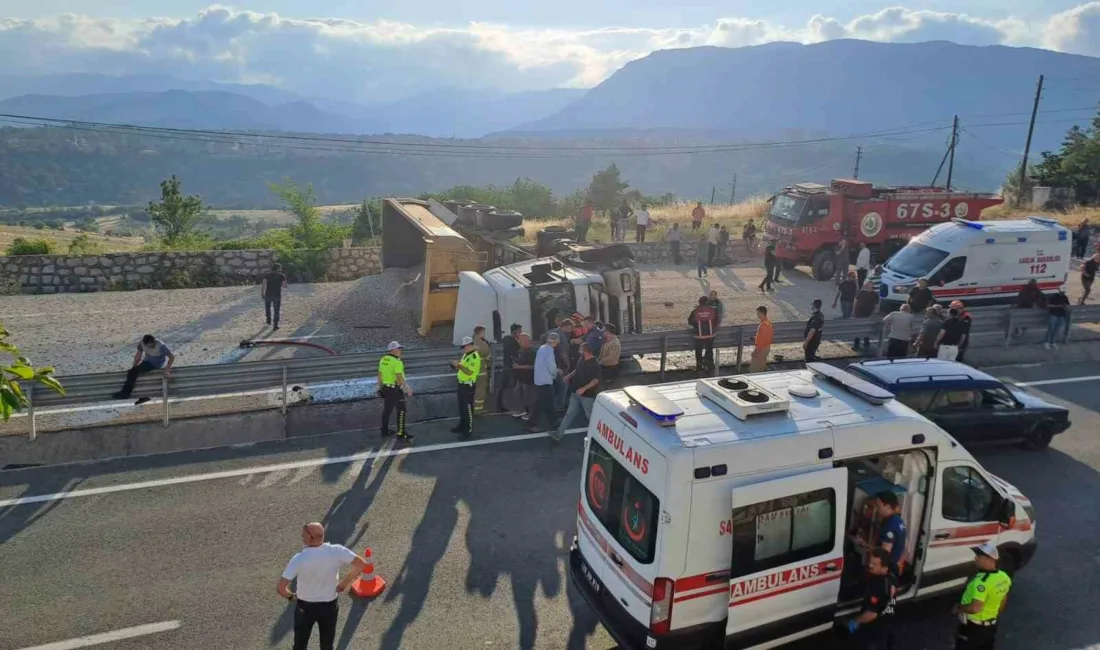Karabük’ün Safranbolu ilçesinde kontrolden çıkarak devrilen çakıl yüklü tır alev