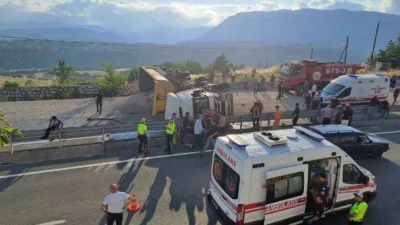 Karabük’ün Safranbolu ilçesinde kontrolden çıkarak devrilen çakıl yüklü tır alev
