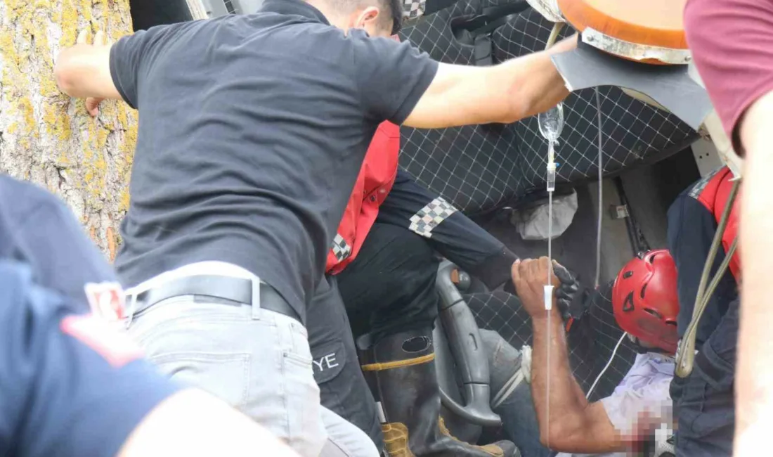 Sakarya’nın Serdivan ilçesinde forklift yüklü çekici, kontrolden çıkarak devrildi. Araçta