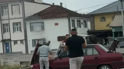Sakarya’nın Adapazarı ilçesinde seyir halindeyken motor kısmından dumanlar yükselen otomobilin