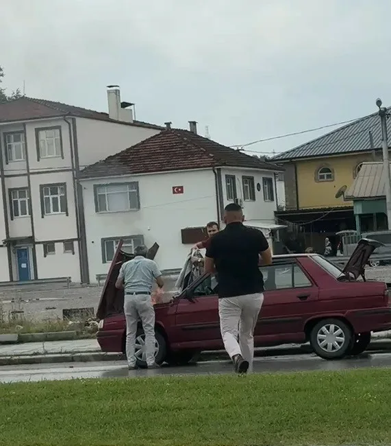 Sakarya’nın Adapazarı ilçesinde seyir halindeyken motor kısmından dumanlar yükselen otomobilin