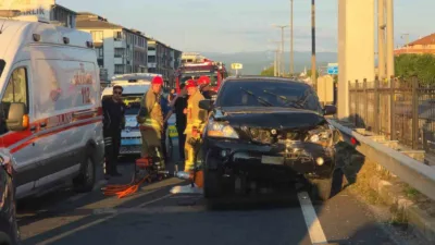 Düzce’de 2 araç ve 1 motosikletin karıştığı zincirleme trafik kazasında