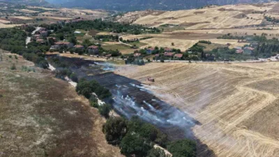 Karabük’te ekin tarlasında balya makinesinden sıçrayan kıvılcım sonrası çıkan yangınında