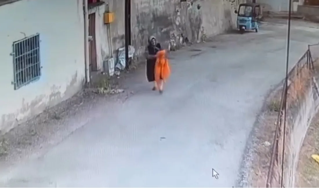 Karabük’te kuruması için elektrik direğine asılan yatak örtüsü, yoldan geçen