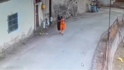 Karabük’te kuruması için elektrik direğine asılan yatak örtüsü, yoldan geçen
