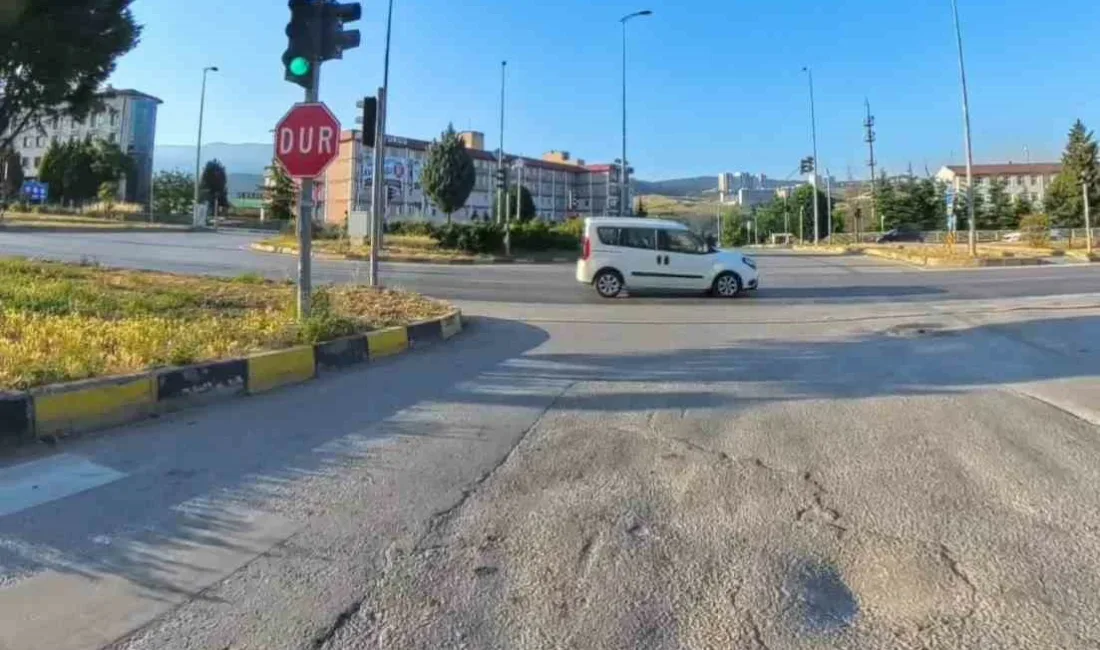 Karabük’te feci kazaların yaşandığı kavşakta kırmızı ışık ihlali yapan otomobilin