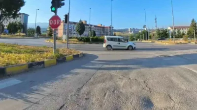 Karabük’te feci kazaların yaşandığı kavşakta kırmızı ışık ihlali yapan otomobilin