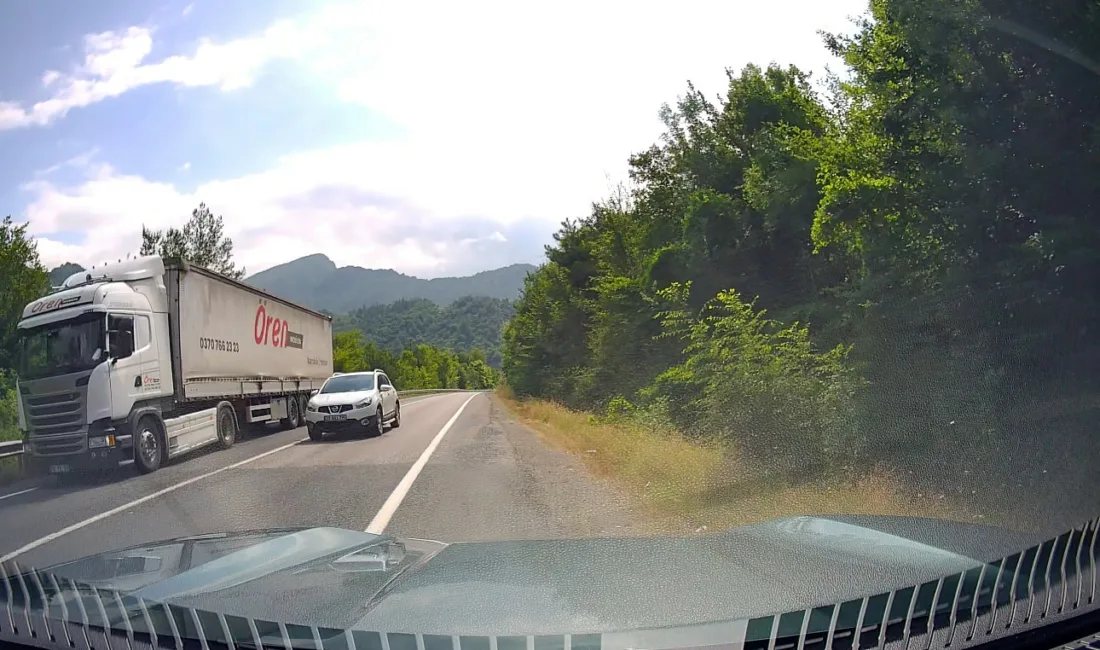 Karabük’ün Yenice ilçesinde hatalı sollama yapan otomobil nedeniyle karşı yönden