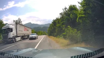 Karabük’ün Yenice ilçesinde hatalı sollama yapan otomobil nedeniyle karşı yönden