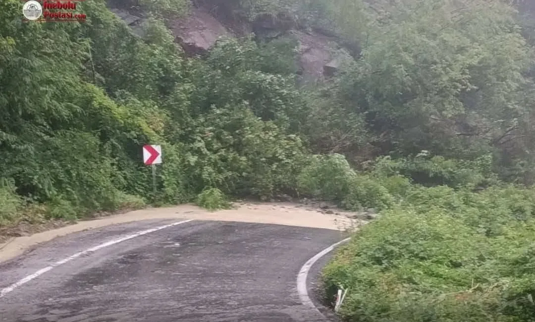 Kastamonu’da yaşanan heyelan sonrasında ulaşıma kapanan Cide-Doğanyurt-İnebolu kara yolu, Karayolları
