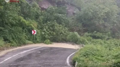 Kastamonu’da yaşanan heyelan sonrasında ulaşıma kapanan Cide-Doğanyurt-İnebolu kara yolu, Karayolları