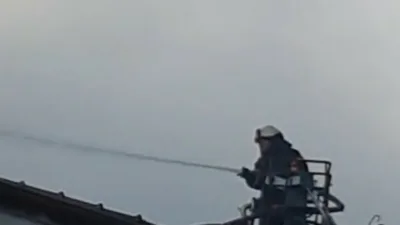 Sakarya’da iki katlı betonarme binanın çatı katında çıkan yangın, itfaiye