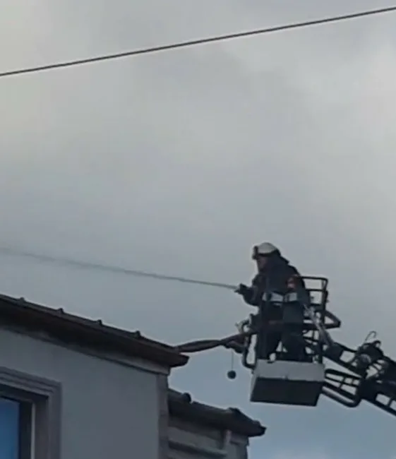 Sakarya’da iki katlı betonarme binanın çatı katında çıkan yangın, itfaiye