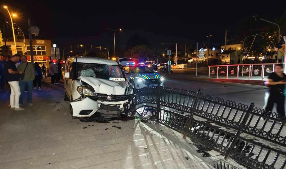 Sakarya’nın Adapazarı ilçesinde 1 hafif ticari araç ile 2 motosikletin
