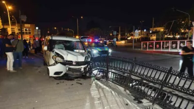Sakarya’nın Adapazarı ilçesinde 1 hafif ticari araç ile 2 motosikletin