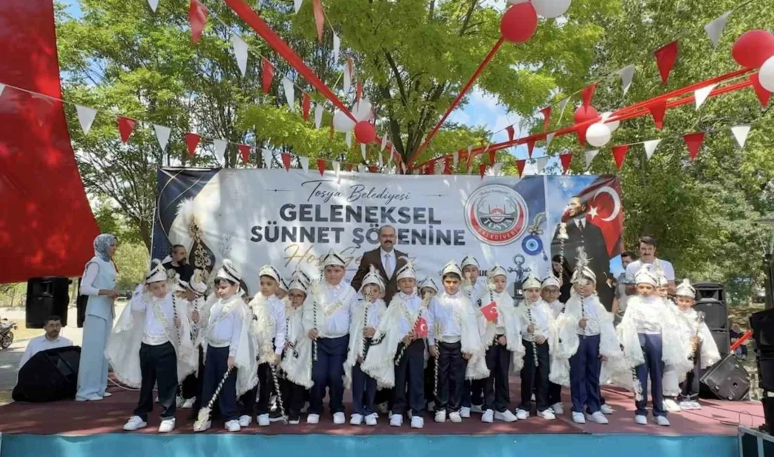 Kastamonu’nun Tosya ilçesinde geleneksel şölende, toplu sünnet ettirilen çocuklar doyasıya