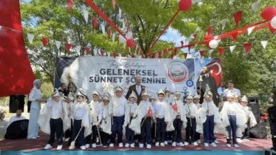 Kastamonu’nun Tosya ilçesinde geleneksel şölende, toplu sünnet ettirilen çocuklar doyasıya