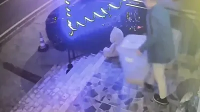 Kocaeli’nin Körfez ilçesinde bir petshopun önünde bulunan mama kutusu, kimliği
