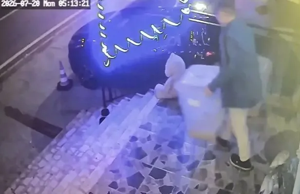 Kocaeli’nin Körfez ilçesinde bir petshopun önünde bulunan mama kutusu, kimliği