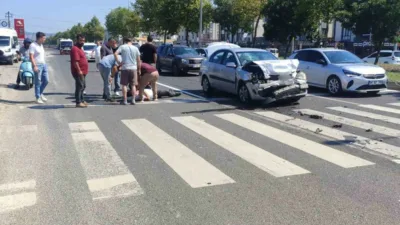 Düzce’de meydana gelen kazada ışıklı kavşakta 2 otomobil çarpıştı 1
