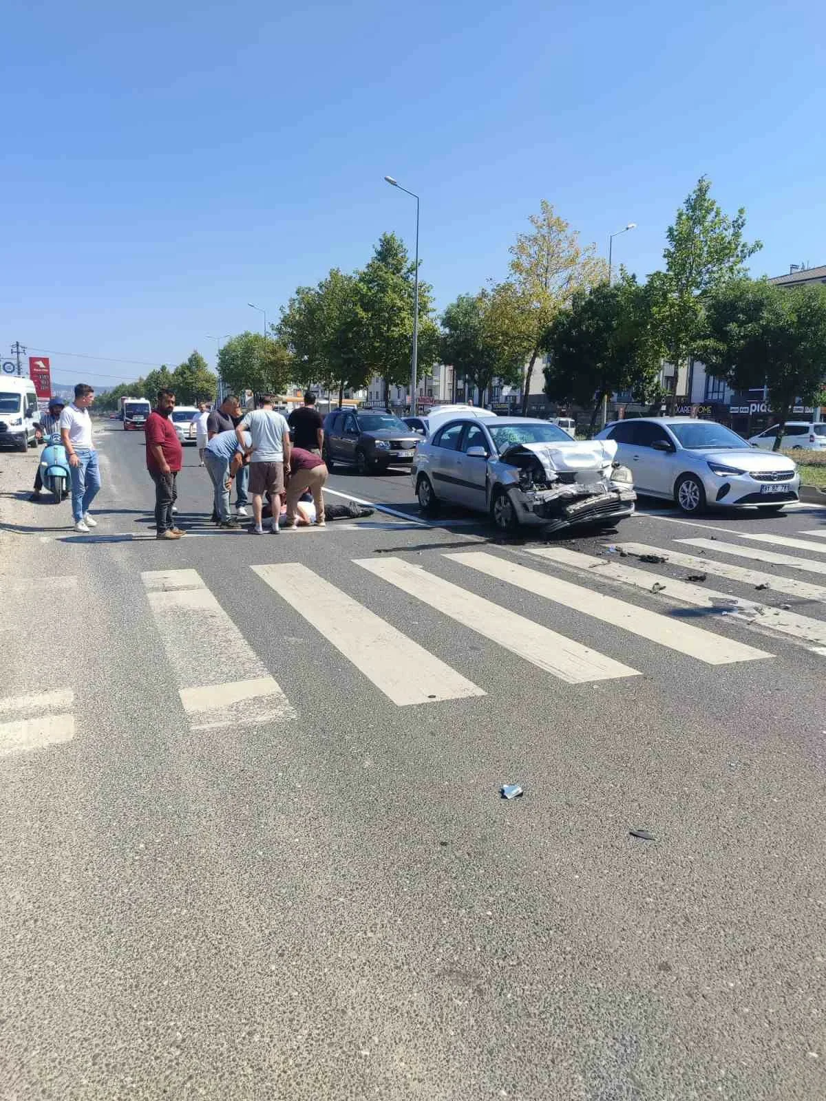 Düzce’de meydana gelen kazada ışıklı kavşakta 2 otomobil çarpıştı 1