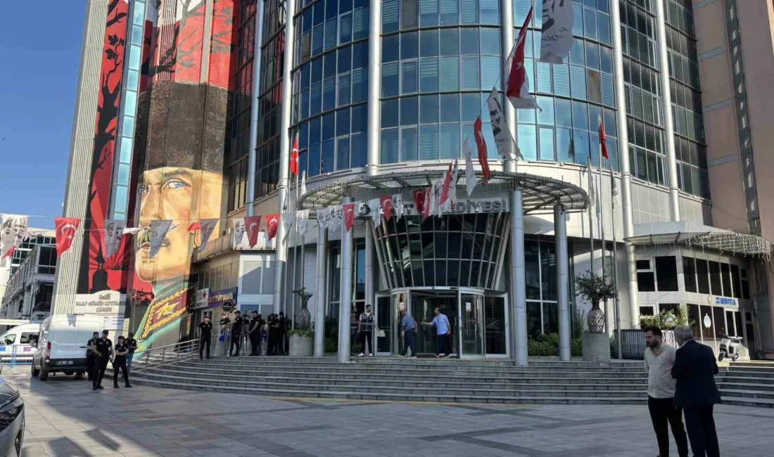 Sabah saatlerinde İzmit Belediyesi’ne operasyon düzenlendi. Polis ekiplerinin belediye binasında