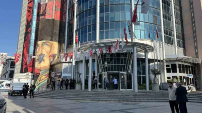 Sabah saatlerinde İzmit Belediyesi’ne operasyon düzenlendi. Polis ekiplerinin belediye binasında