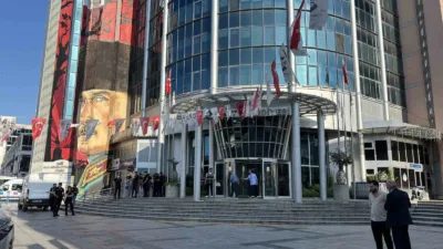 İzmit Belediyesine yönelik yürütülen yolsuzluk soruşturması kapsamında, aralarında Belediye Başkanı