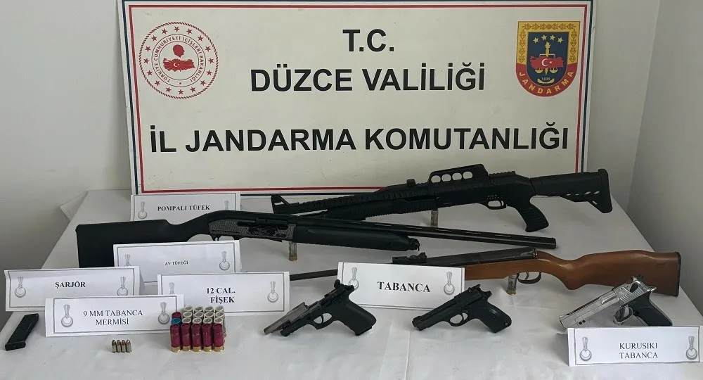 DÜZCE(İHA) – Düzce’de jandarma ekipleri tarafından yapılan huzur güven uygulamaları