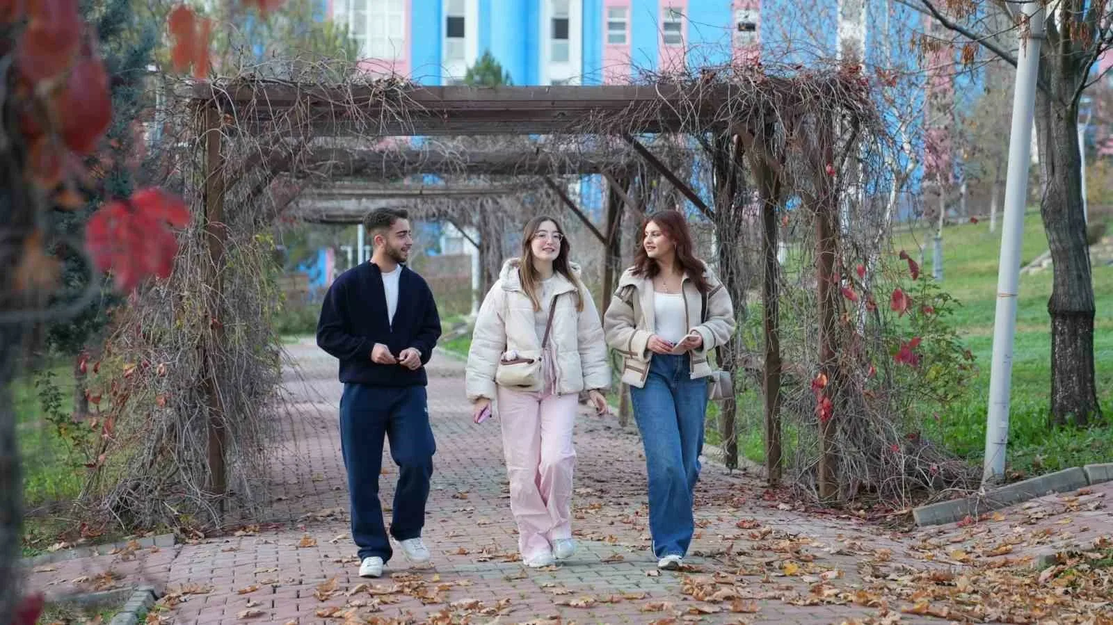 Üniversite tercihi yapacak adaylar için yalnızca akademik başarı değil, eğitim