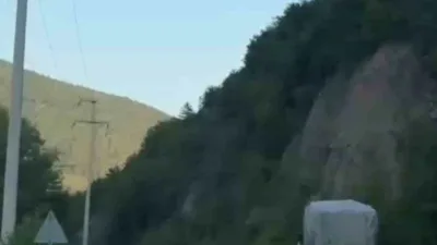 Karabük-Yenice kara yolunda hatalı sollama yaparak trafiği tehlikeye düşüren sürücüler