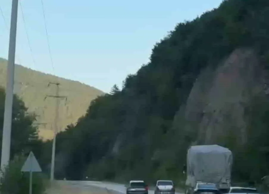Karabük-Yenice kara yolunda hatalı sollama yaparak trafiği tehlikeye düşüren sürücüler