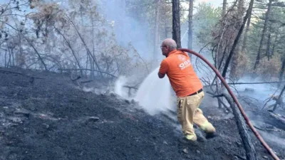 Karabük’te ormanlık alanda çıkan örtü yangını, havadan ve karadan yürütülen