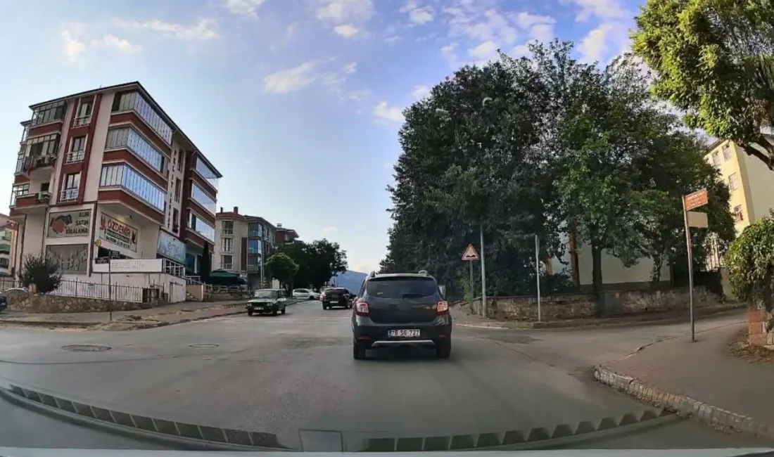 Karabük’ün Safranbolu ilçesinde hatalı sollama yapan otomobil, araç kamerasınca görüntülendi.