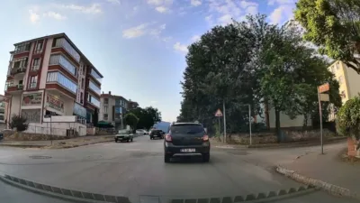 Karabük’ün Safranbolu ilçesinde hatalı sollama yapan otomobil, araç kamerasınca görüntülendi.