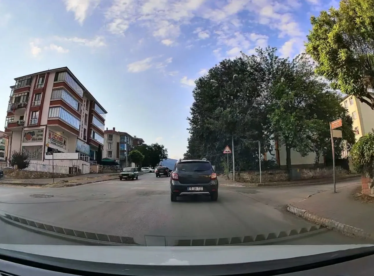 Karabük’ün Safranbolu ilçesinde hatalı sollama yapan otomobil, araç kamerasınca görüntülendi.