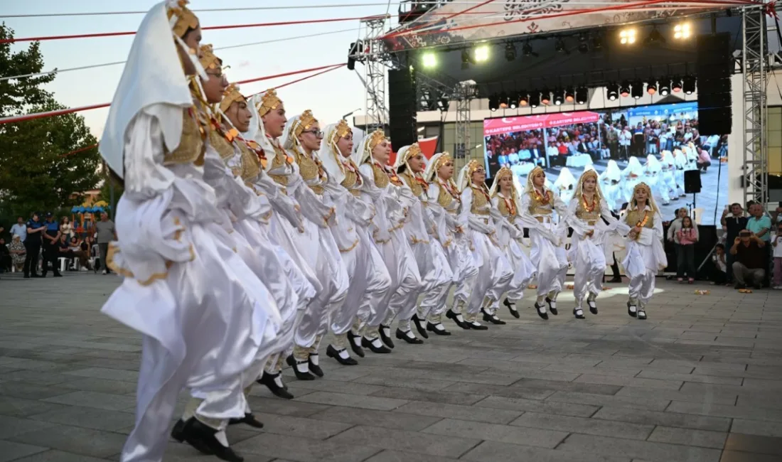Kartepe’de bu yıl 3’üncüsü düzenlenen Uluslararası Balkan Halk Oyunları Festivali’nde,