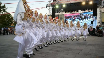 Kartepe’de bu yıl 3’üncüsü düzenlenen Uluslararası Balkan Halk Oyunları Festivali’nde,