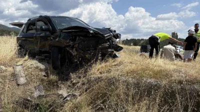 Kastamonu’nun Tosya ilçesinde kontrolden çıkıp refüje çarpan cipteki 5 kişi